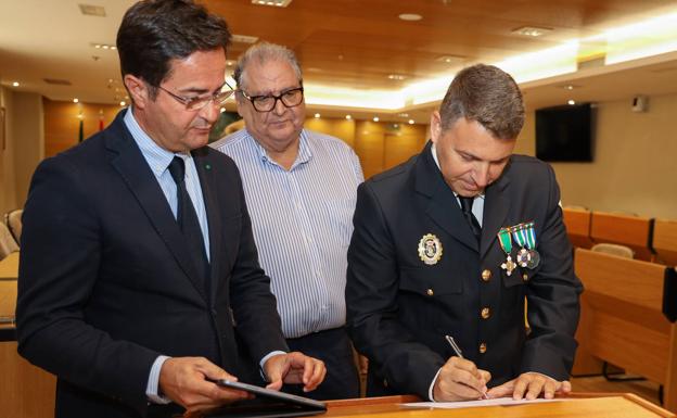 Francisco Góngora, Juan Francisco Parra y Marco Muñoz en la firma como Intendente. 