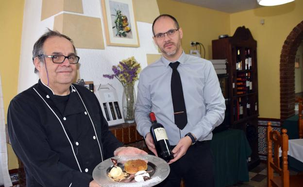 El chef Jean Paul Vinay, junto a Antonio Bautista en la sala de Flor de Olivo. /CHAPA