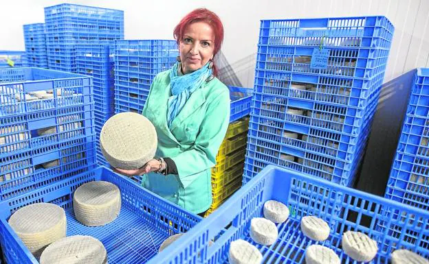 Isabel Orantes muestra uno de los quesos más añejos de los fabricados en Venta del Chaleco./Alfredo Aguilar