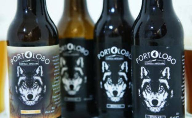 Cuatro botellines con las variedades principales de las cervezas artesanas granadinas, Portolobo. /Ideal