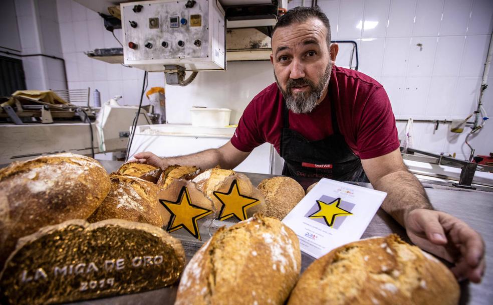 Federico Jiménez celebra en su panadería de Motril la consecución de la prestigiosa Estrella de la Ruta Española del Buen Pan por tercer año consecutivo. 