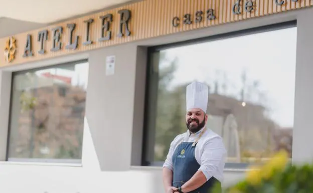 Raúl Sierra a las puertas de su restaurante en Granada capital./Ideal