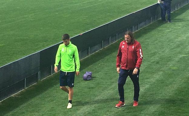 Dani Ojeda abandona el campo con gesto serio. /Fran RodrÃguez