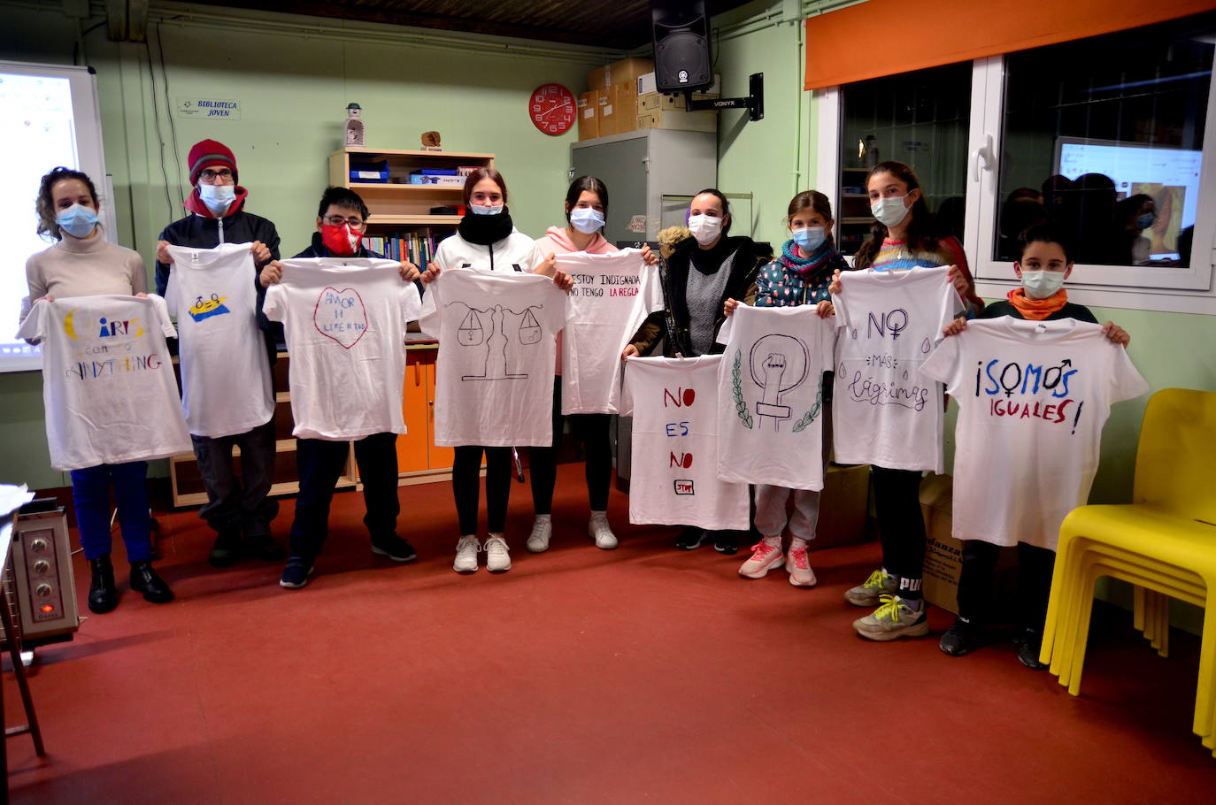 Los jóvenes 'diseñan' camisetas con mensajes contra la violencia de género