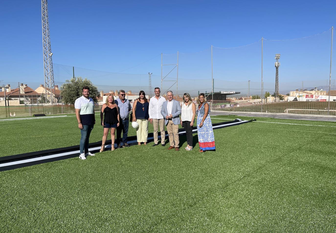 Visita al nuevo campo de fútbol 7 en Las Viñas./IDEAL