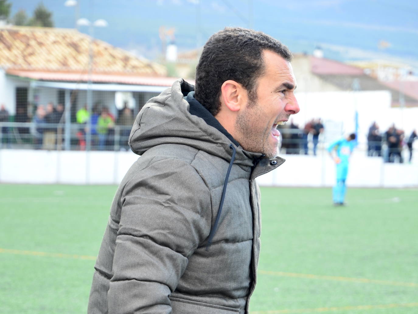 Manuel Moreno 'Rizos' empieza una temporada más al mando de la plantilla del CD Huétor Vega.