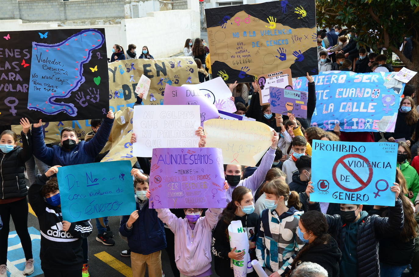 Los estudiantes de Huétor Vega alzan la voz contra la violencia de género el 25N, en 2021./DIEGO LUZ