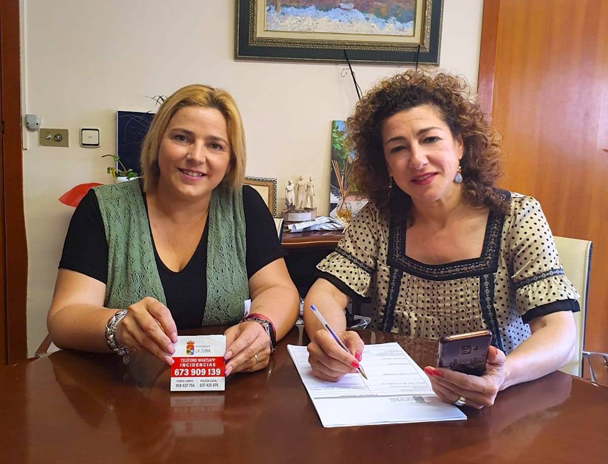 La alcaldesa, Puri López, y la concejala Natalia Arregui.