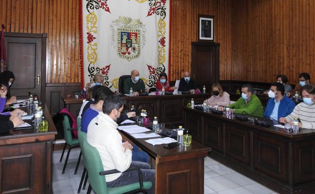 Celebración de una sesión plenaria en el Ayuntamiento de Huércal-Overa./IDEAL