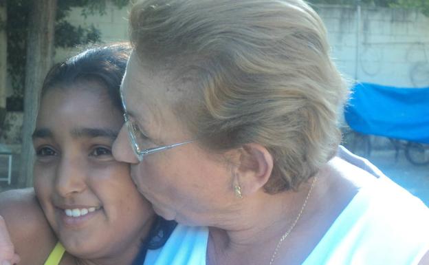 La madre de Maribel con una de sus niñas de acogida.