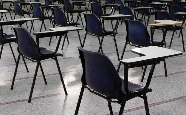 Imagen de un aula llena de sillas pero sin alumnos. 