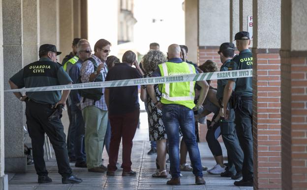La Guardia Civil en los soportales del edificio donde ocurrió el terrible crimen machista.