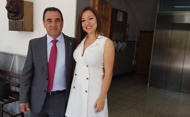 José Miguel Hernández, alcalde de La Mojonera, y Jennifer Sánchez, concejala de Juventud./