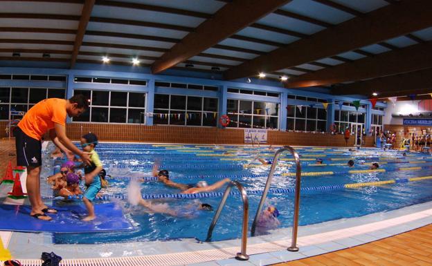 La única piscina existente en el municipio, la de El Parador, hace tiempo que se quedó pequeña. 