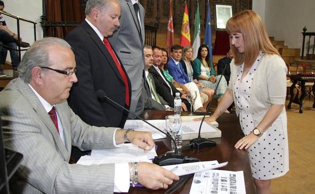Francisco Sánchez, sentado en primer término, como secretario en el pleno de investidura de Antonia Olivares.