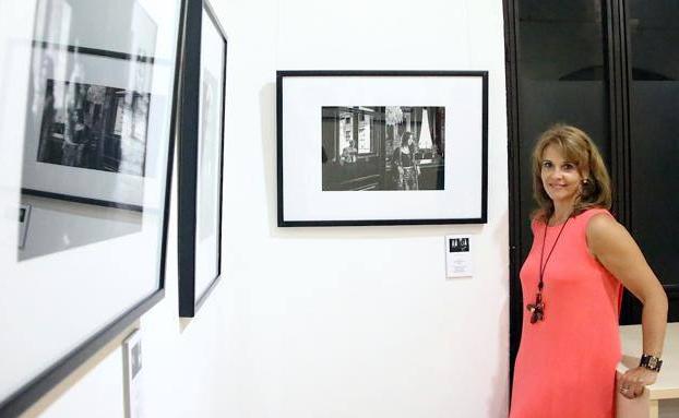 Katy Gómez en su exposición '12 horas en el Louvre'./ROMÁN