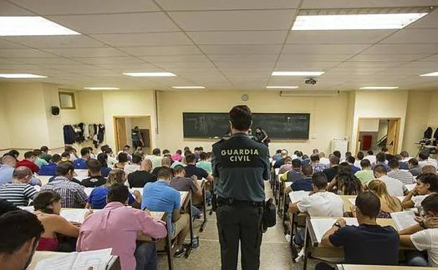 Aspirantes a una plaza de Guardia Civil durante la prueba teórica en la Academia de Baeza. /AYUNTAMIENTO DE BAEZA