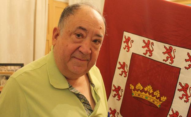 Eduardo Jiménez con la bandera de su ciudad