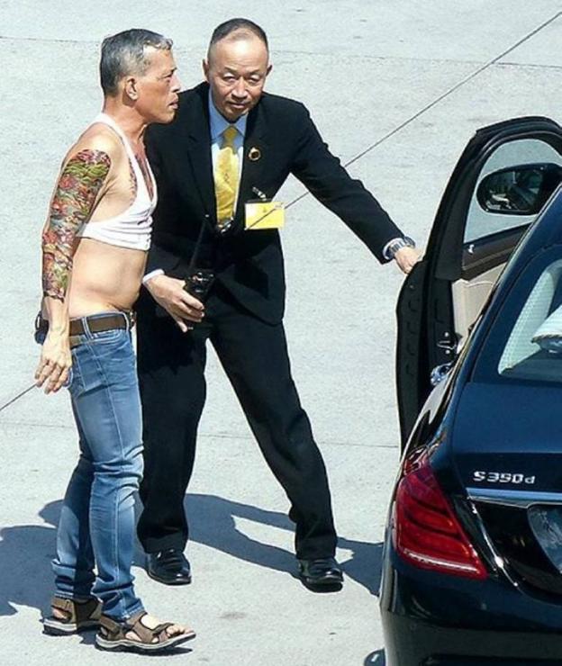 El monarca tailandés que ha alargado la adolescencia hasta los 64 años