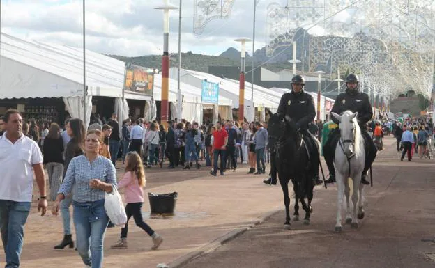 Agentes de PolicÃ­a Nacional, a caballo, vigilando el recinto ferial. /L. CÃDIZ
