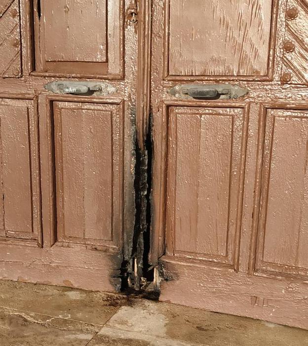 Prenden fuego a la puerta de la ermita de Torregarcía días antes de la romería de la Virgen del Mar