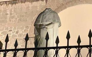 La estatua del Cardenal Belluga en Motril pierde la cabeza