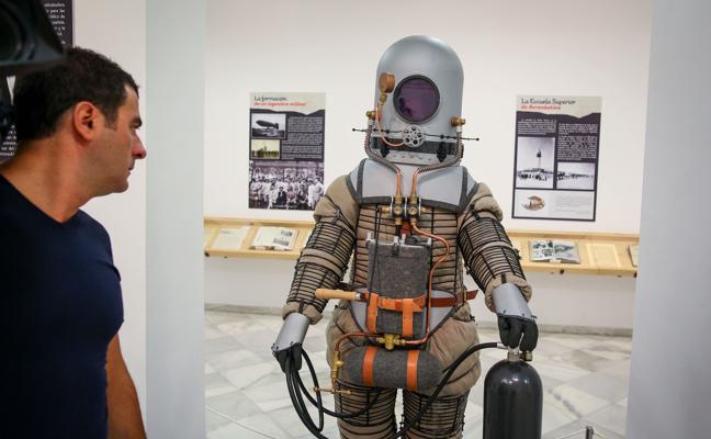 Reproducción de la escafandra espacial, antecedente del traje espacial, que creó Emilio Herrera en 1935./FERMIN RODRÍGUEZ