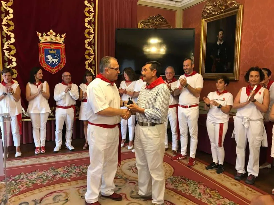 Esteban Martín recogiendo el premio de manos del alcalde de Pamplona, Enrique Maya. /IDEAL