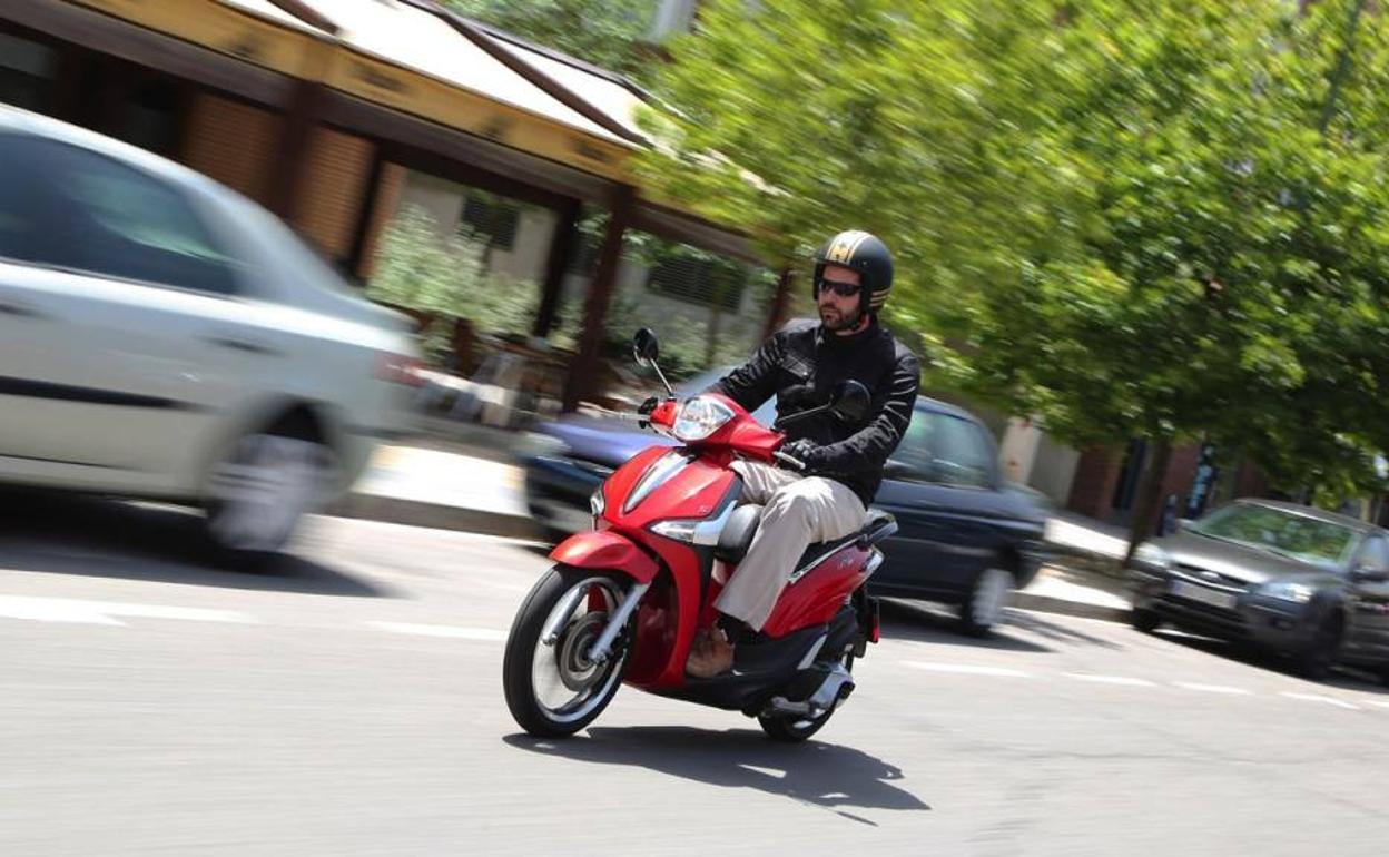 Alerta de la DGT: la multa que puede caerte por no llevar la adecuada en moto | Ideal