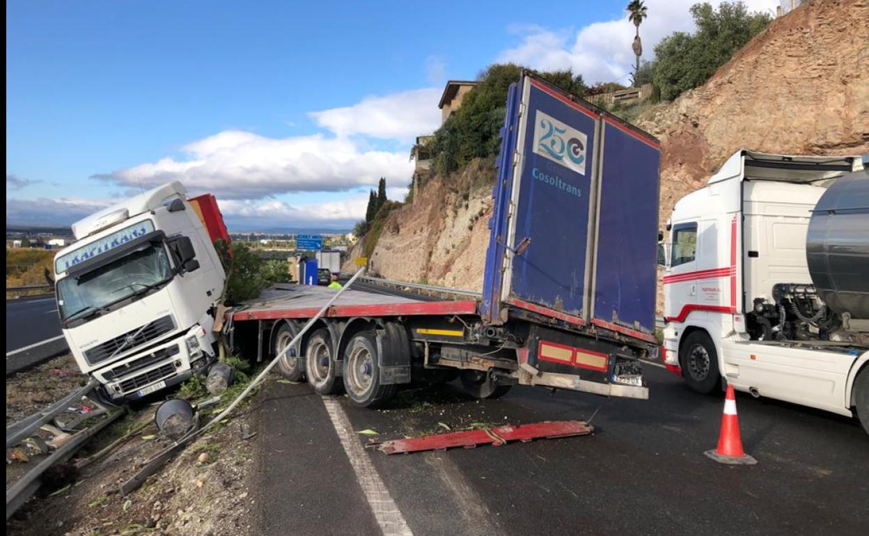 Accidente En Granada Un Camion Pierde Su Carga Deja Un Herido Y Genera Retenciones En La A 92 Ideal