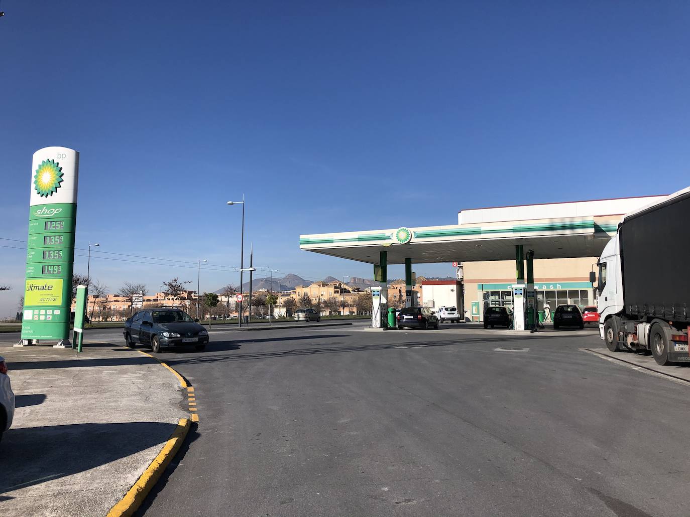 Una de las gasolineras atracadas la tarde del 31 de diciembre, ubicada en Albolote./R. Q.