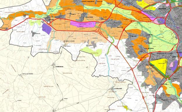 En rosa y alargado, el aeropuerto de Granada, con la Segunda Circunvalación pasando por debajo de él, desde Láchar y hacia el sur de la provincia.