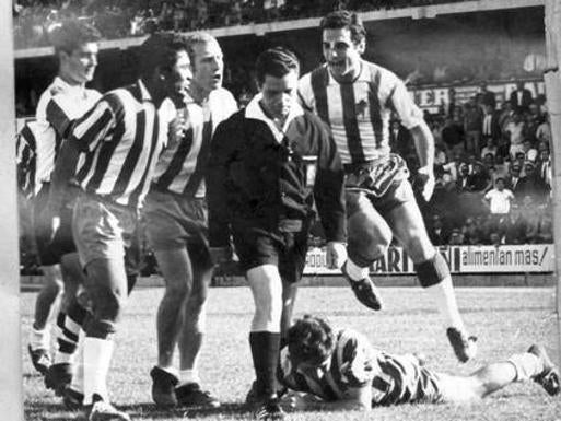 Los jugadores del Granada protestan un posible penalti sobre Lara que el árbitro no pitó. //TORRES MOLINA