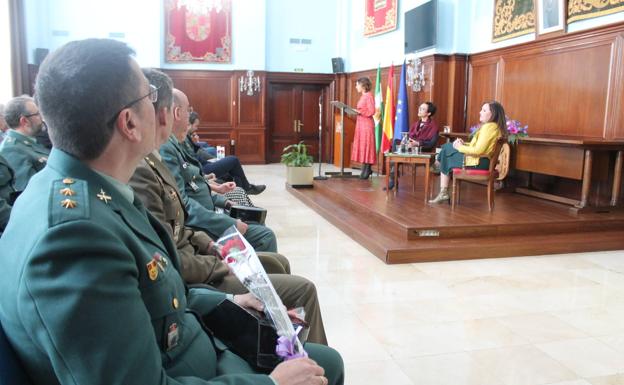 En el escenario, sentadas, Catalina Madueño (derecha) y María Gámez (izquierda), en el acto de ayer. /L. V.