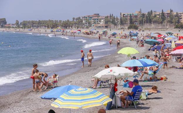 Moreno: «Si las playas de Andalucía abren no será igual que antes: habrá que guardar la distancia, sin masificación»