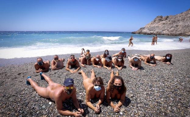 Los nudistas disfrutaron ayer de un día de playa en Cantarriján./JAVIER MARTÍN