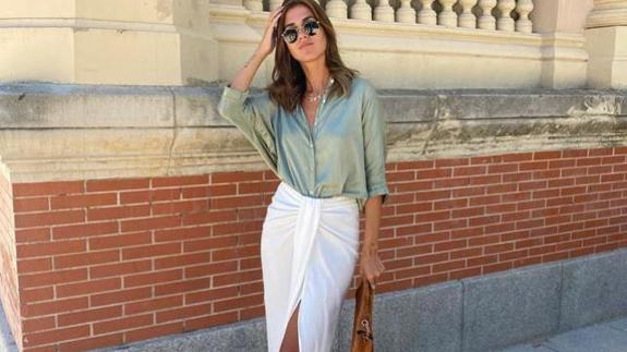 Así se combina la falda midi que siempre sienta bien y que han hecho viral famosas e influencers