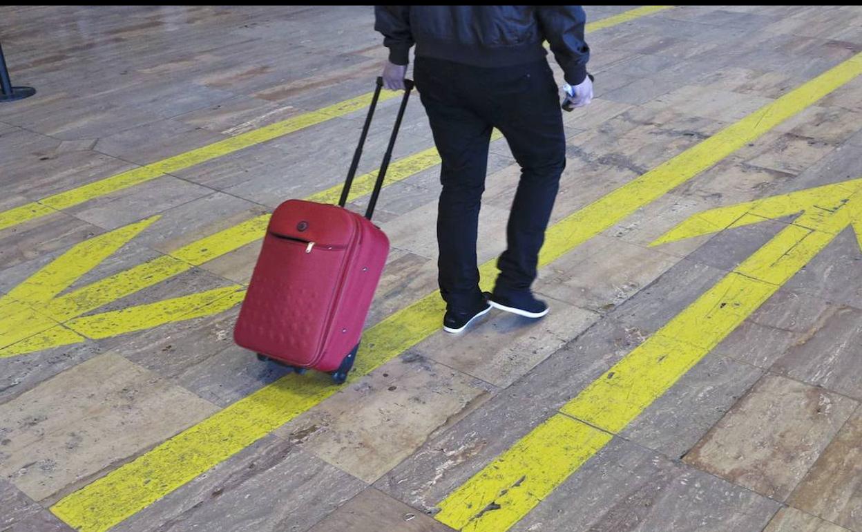 Iberia tarda dos años en indemnizar a un pasajero almeriense por romper su maleta |