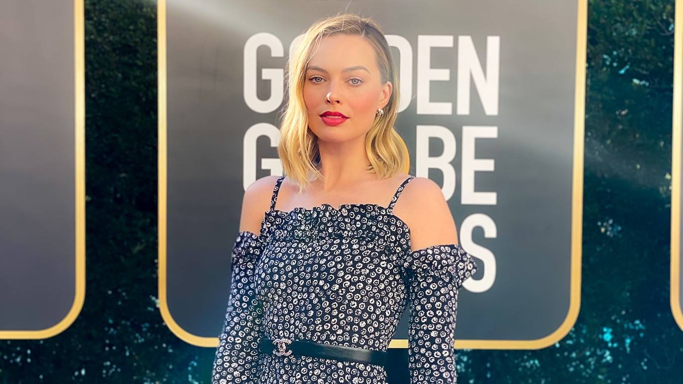 Margot Robbie inauguró la atípica alfombra roja en la cuenta de Twitter de los Globos de Oro.