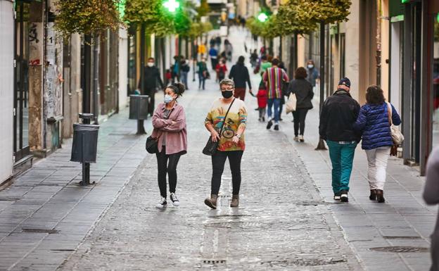 El virólogo granadino Javier Cantón cree que es probable que haya una cuarta ola debido a la relajación de las restricciones./PEPE MARÍN