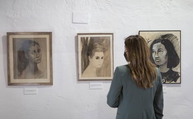 Varios retratos pictóricos de Rodrigo en la exposición.