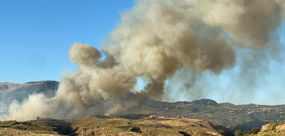 Incedios forestales en Granada | El Infoca trata de apagar un incendio declarado en Alfacar - Vimarsana News