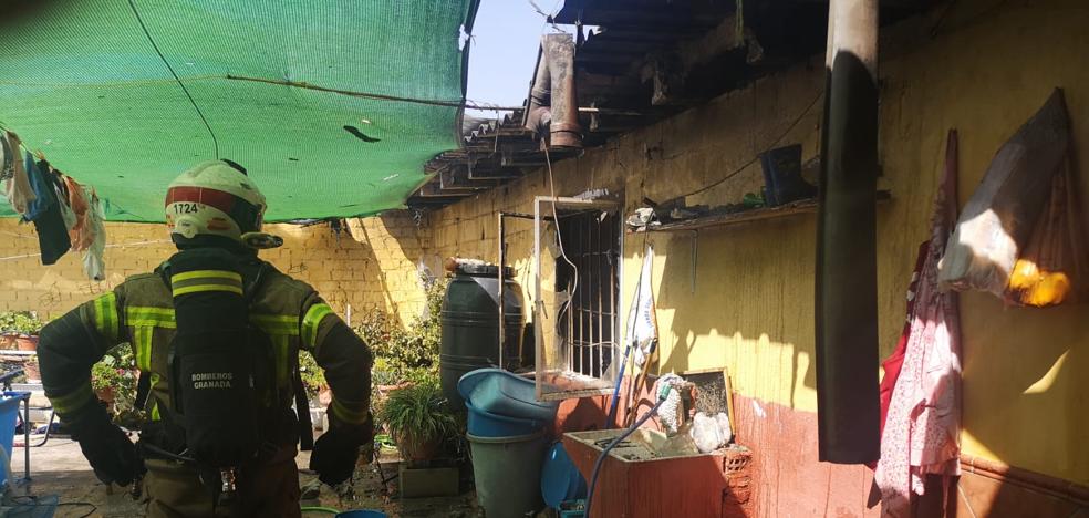Evacuados dos menores de edad en un incendio que calcina un salón - Vimarsana News