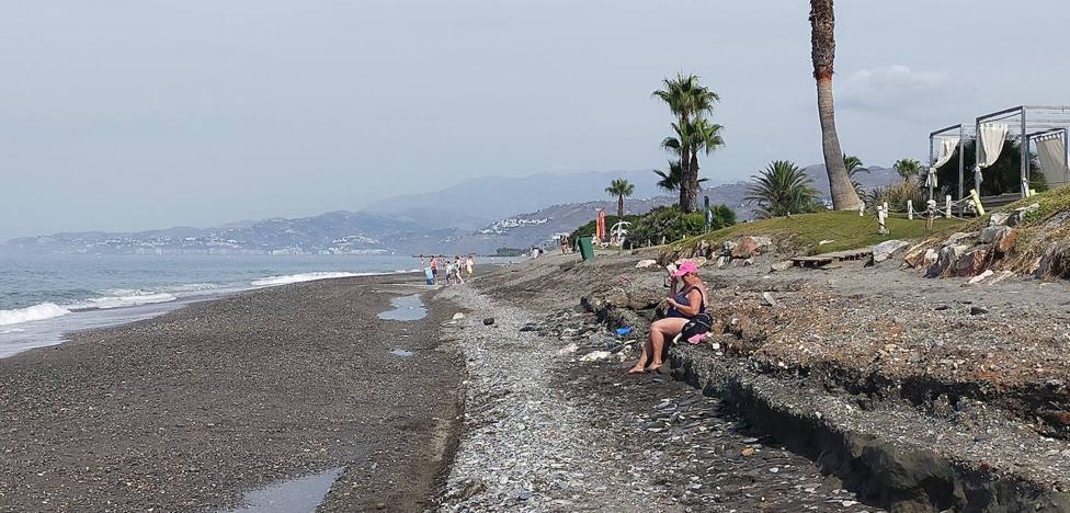 El temporal arrasa Playa Granada y saca el escalón en plena temporada turística - Vimarsana News