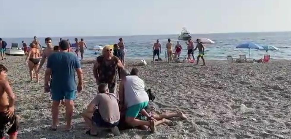 Narcos en Andalucía: Dos narcos irrumpen en una lancha en la playa de Melicena y los bañistas atrapan a uno de ellos - Vimarsana News