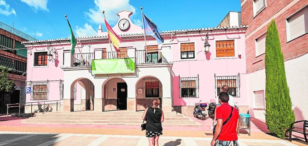 Una foto manipulada se hace viral al convertir en rosa chillón la fachada del Ayuntamiento de Peligros - Vimarsana News