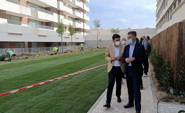 Paco Cuenca y Diego Chacón, durante la visita a los nuevos edificios./J. M.