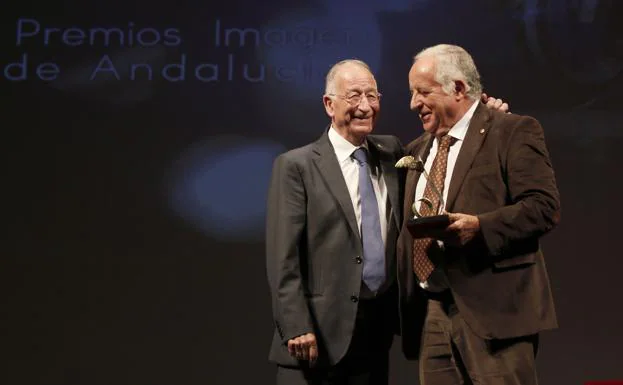 The President of the Diputación de Almería, Gabriel Amat (l), presents José María Rosell with the Image of Andalusia award in an archive image