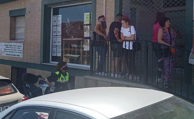 Los clientes de una agencia de viajes de Íllora vuelven a protestar: «Nos deben 80.000 euros»