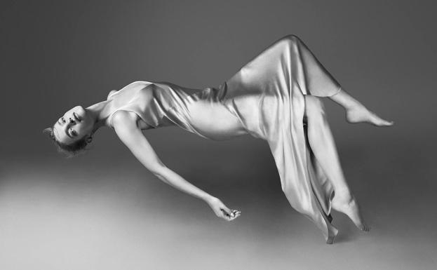 La modelo Natalia Vodiánova con el vestido lencero inspirado en el de novia de Carolyn Bessette Kennedy. 